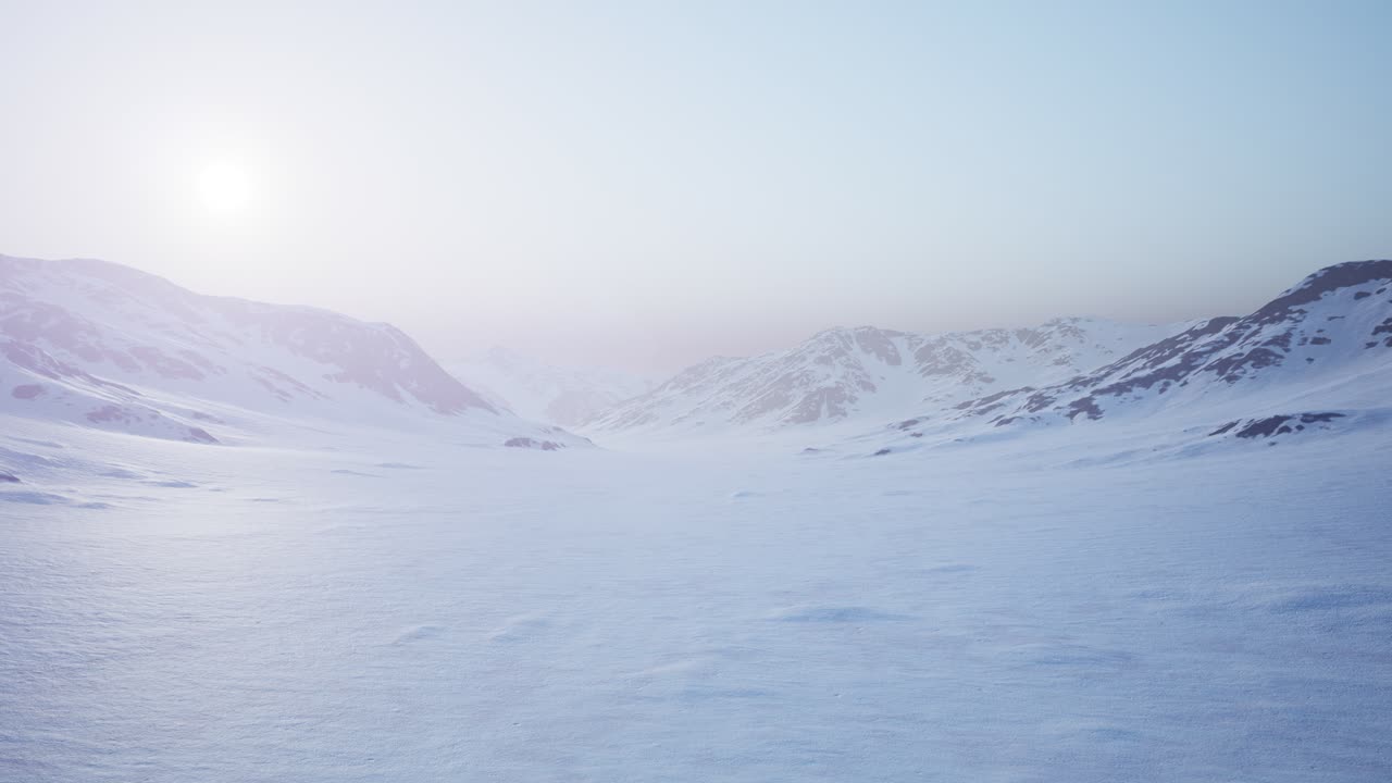 南極の雪山と氷の海岸線の空撮風景