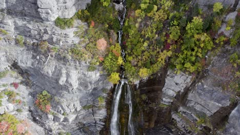 Bridal-Veil-Falls-And-The-Lush-Autumn-Forest-At-The-Provo-Canyon-In-Utah,-USA