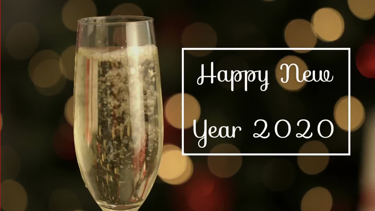 feliz ano novo 2020 escrito em frente à flauta de champanhe e luzes