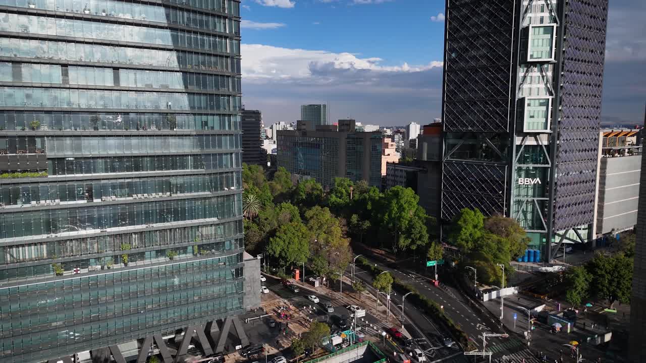 Toma aérea ascendente del Paseo de la Reforma en Ciudad de México, que revela su emblemática avenida, su moderno skyline y su simbólico eje urbano que define la identidad financiera y cultural de la ciudad