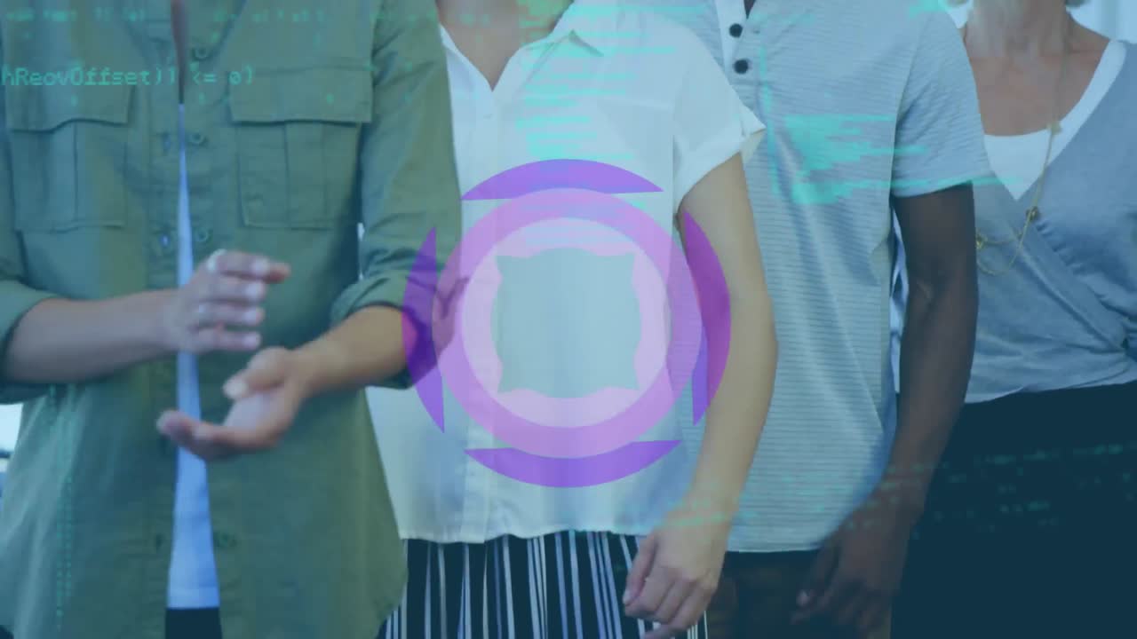 animación de anillos púrpuras y procesamiento de datos sobre sonrientes colegas diversos en el lugar de trabajo