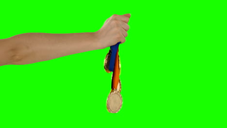 manos mostrando algunas medallas