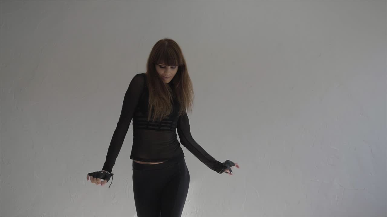 mujer bailando en un estudio