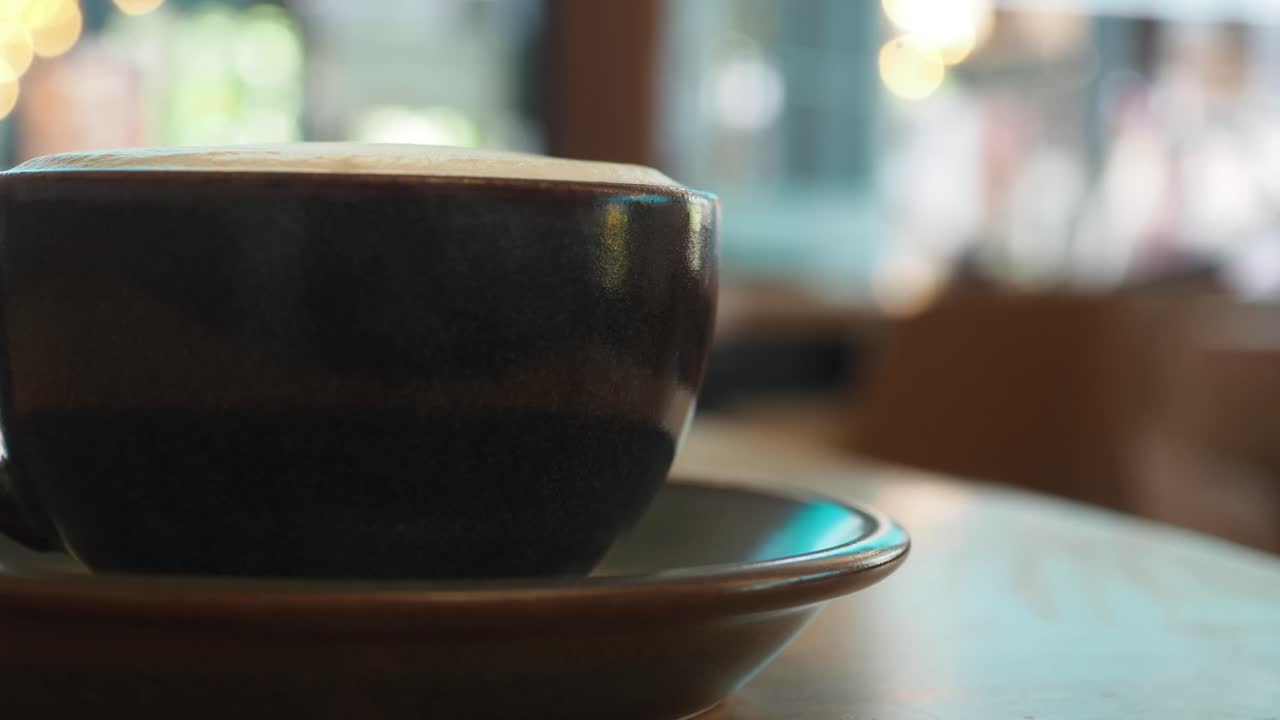 una taza de café en una mesa