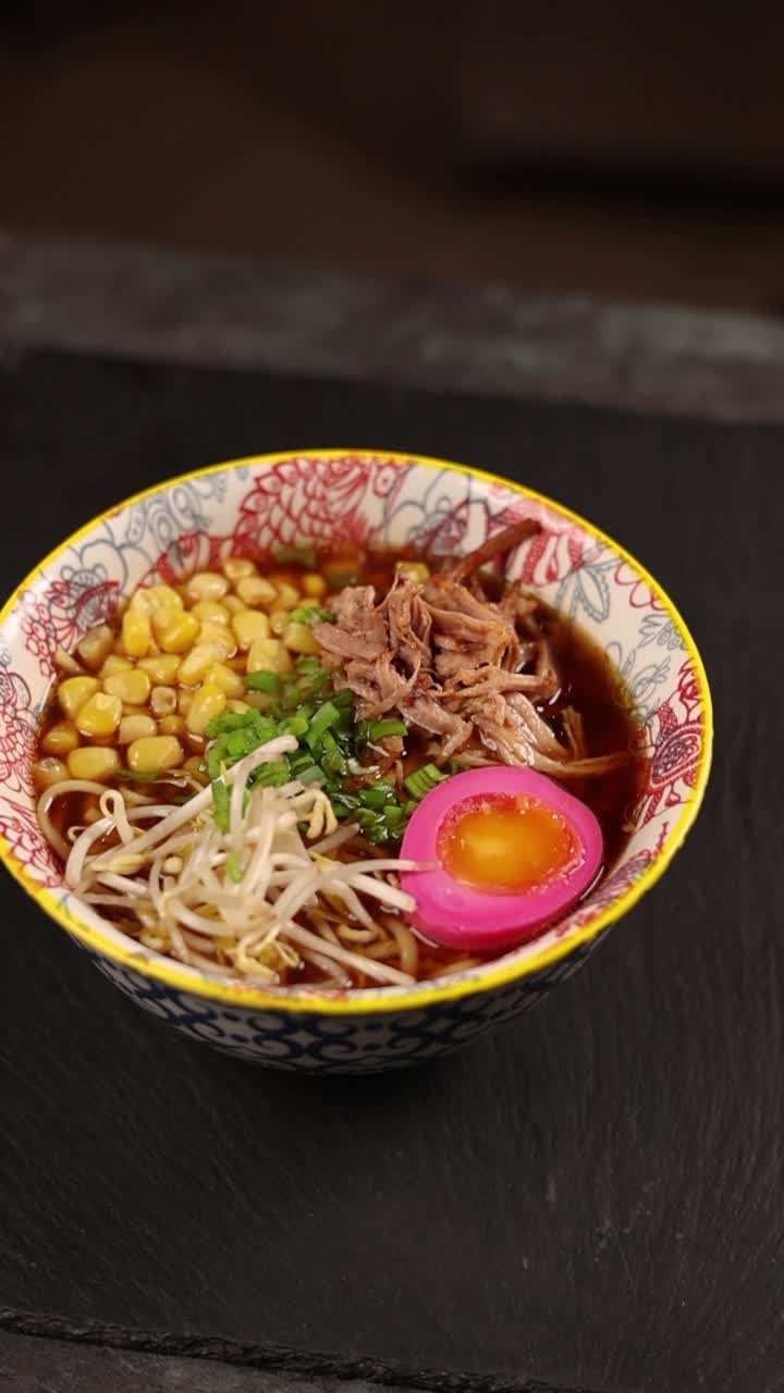 돼지 배 라멘과 분홍색 계란과 옥수수