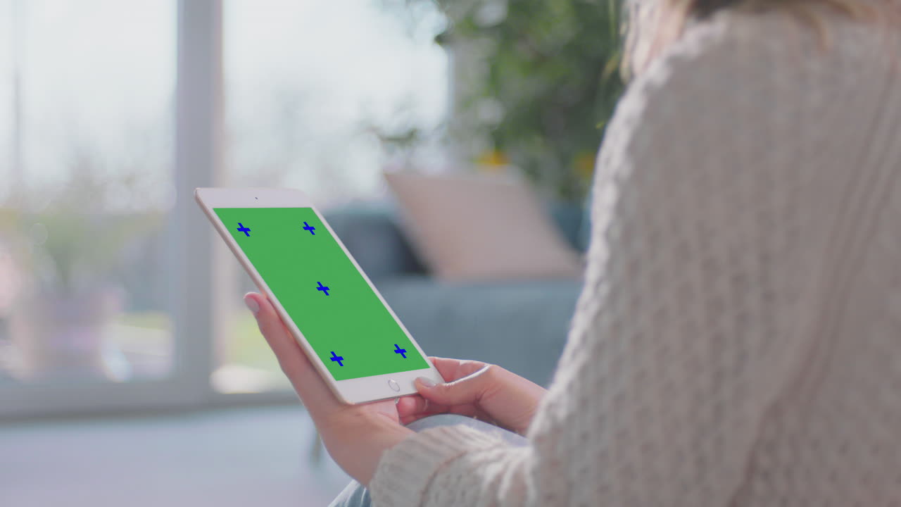 mujer sosteniendo teléfono inteligente