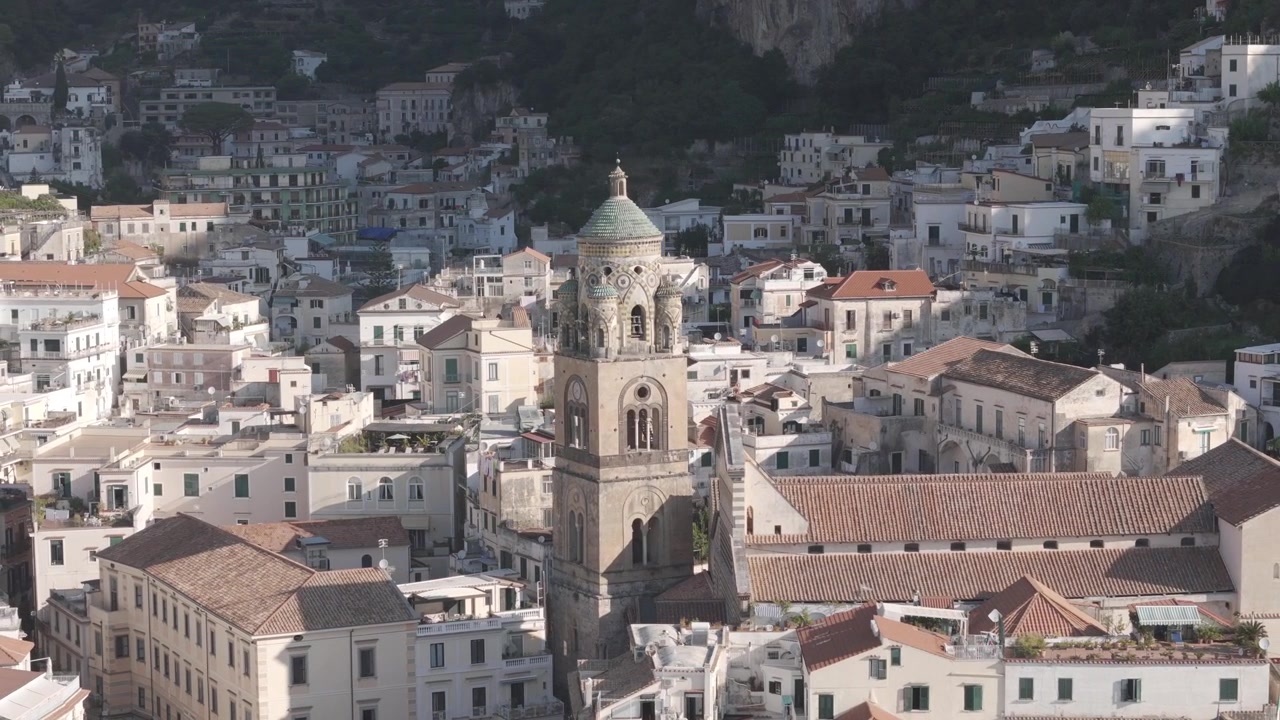 Ripresa aerea orbitante della Chiesa di Amalfi circondata da una splendida zona residenziale