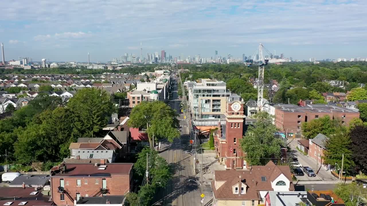 여름에 온타리오 호수 근처 토론토 외곽의 작은 마을을 비행하는 드론