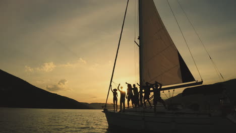 amigos disfrutando de la puesta de sol en un yate