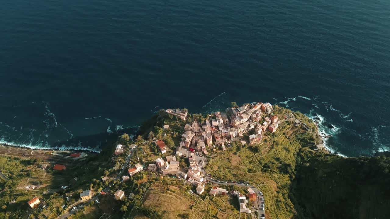 imágenes rotativas aéreas del pueblo de corniglia, conectado con los otros pueblos de las cinque terre por senderos