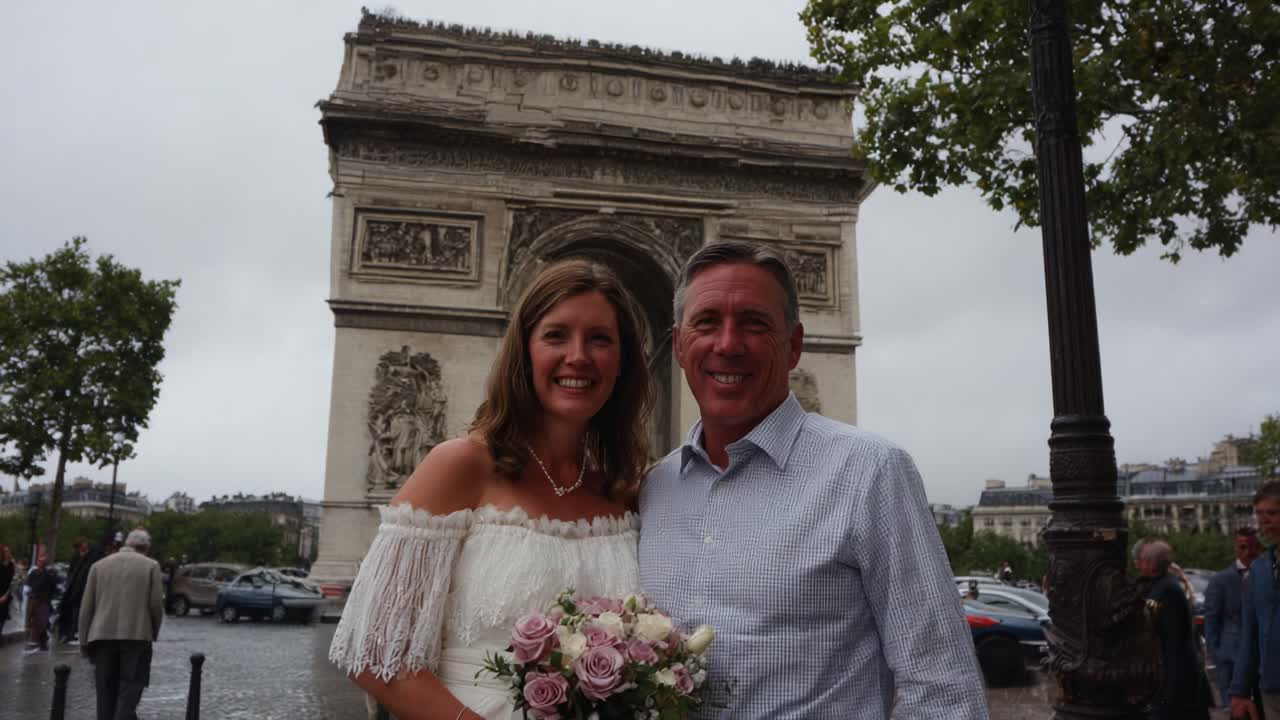 Un momento de alegría en el monumento emblemático: una pareja celebra su amor frente al arco histórico, capturando la esencia del romance y la unión.