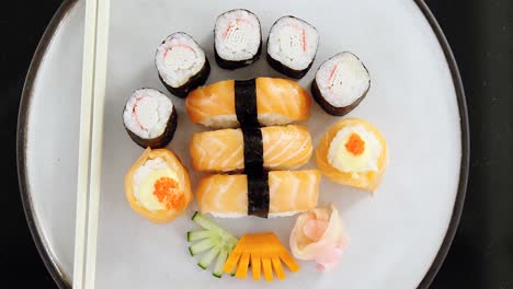 Verschiedene-Sushi-Auf-Dem-Teller-Serviert