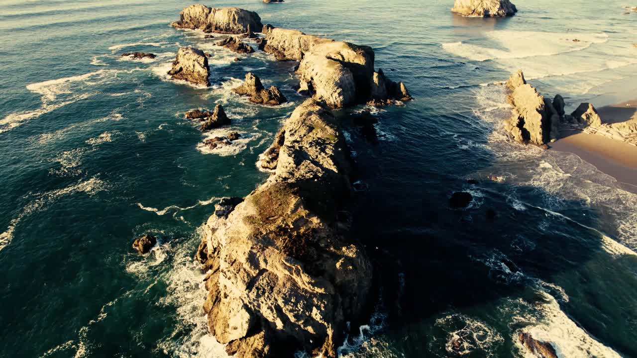 disparo aéreo de drones de 4k con vistas a las rocas en bandon, playa de oregon