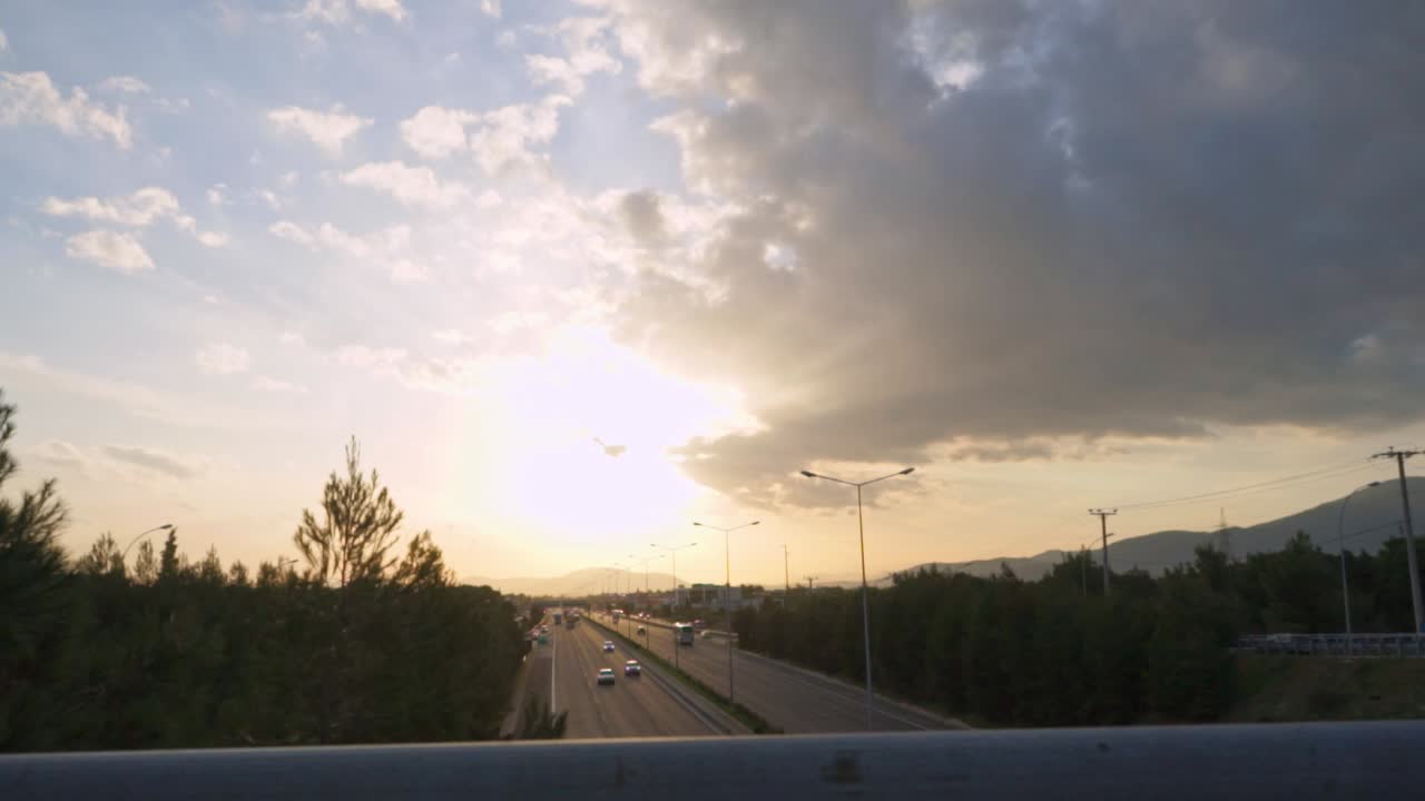 흐린 날 varimpompi 다리 교차로에서 찍은 그리스 국도의 경사 샷