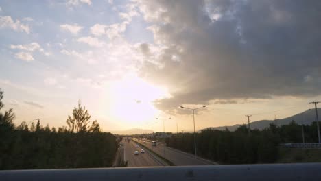 toma inclinada de la carretera nacional de grecia, tomada desde la intersección del puente varimpompi en un día nublado