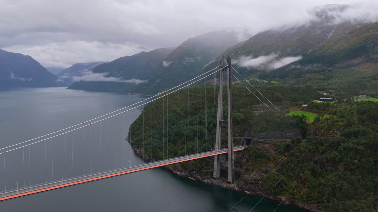 Flygbild över bilar på Hardangerbron över Eidfjorden fjord, Norge
