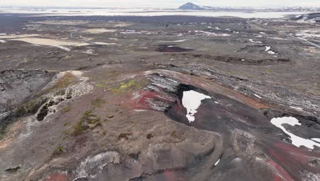 la impresionante vista de un volcán no descubierto situado cerca de myvatn en reykjavik, islandia, revela un paisaje fascinante de montañas negras y grises.