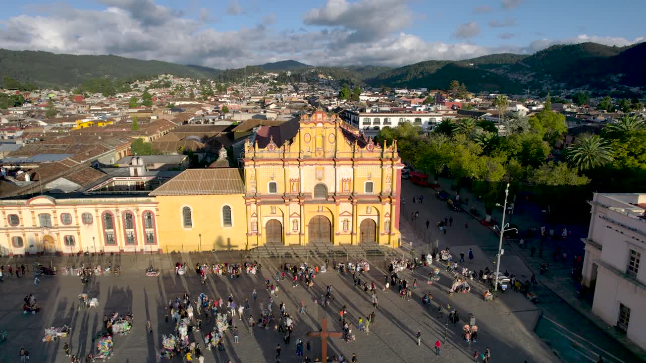 toma frontal de la iglesia principal de san cristobal de las casas chiapas al atardecer
