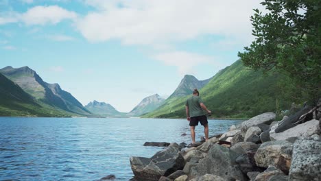 Ein-Mann-Mit-Rute-Im-Fischerdorf-Gryllefjord-In-Senja,-Kreis-Troms-Und-Finnmark,-Norwegen