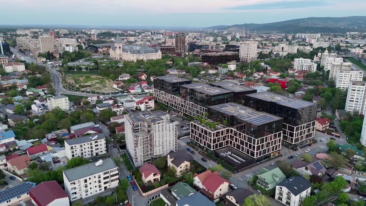Медленное вращение дрона над зданиями кампуса Palas в Яссах, Румыния, на закате