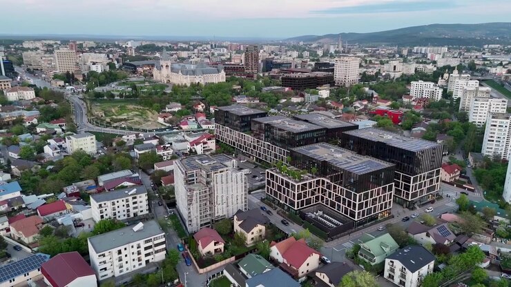 Lenta rotazione del drone sopra gli edifici del Palas Campus da Iași, Romania, al tramonto