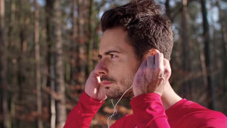 vista lateral de un hombre escuchando música con auriculares