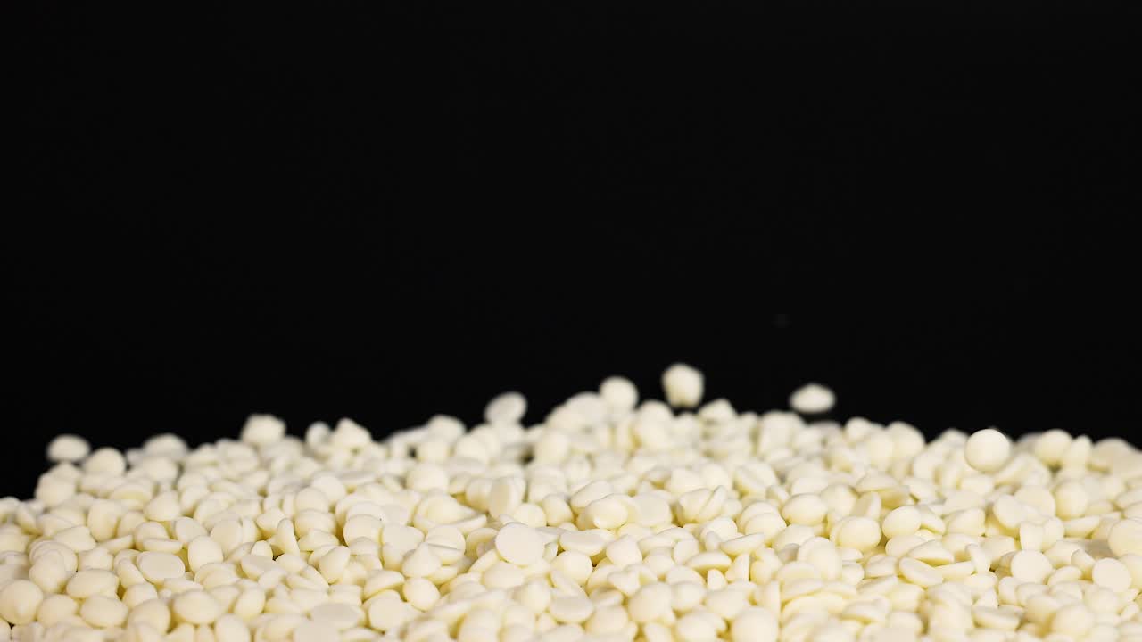 초콜릿 조각이 어져 나옵니다.