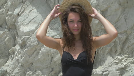 mujer joven en la playa, vacaciones de verano