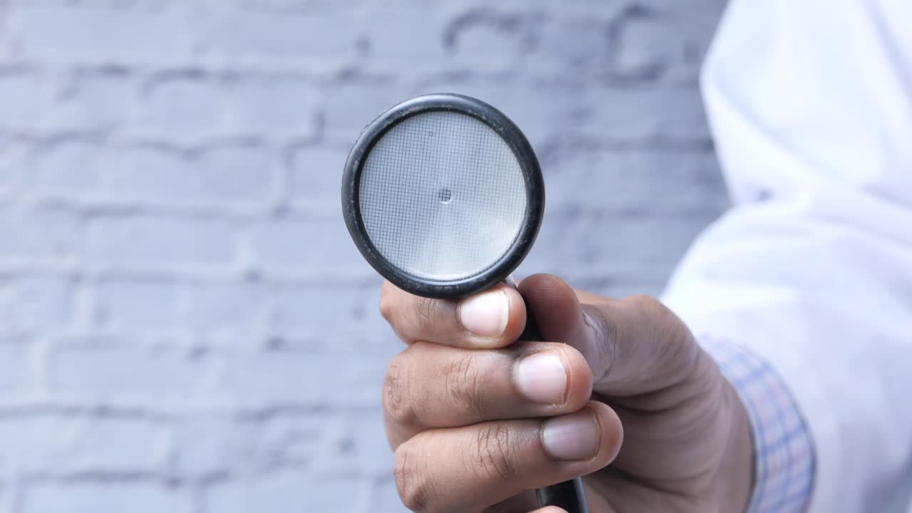 médico con un estetoscopio