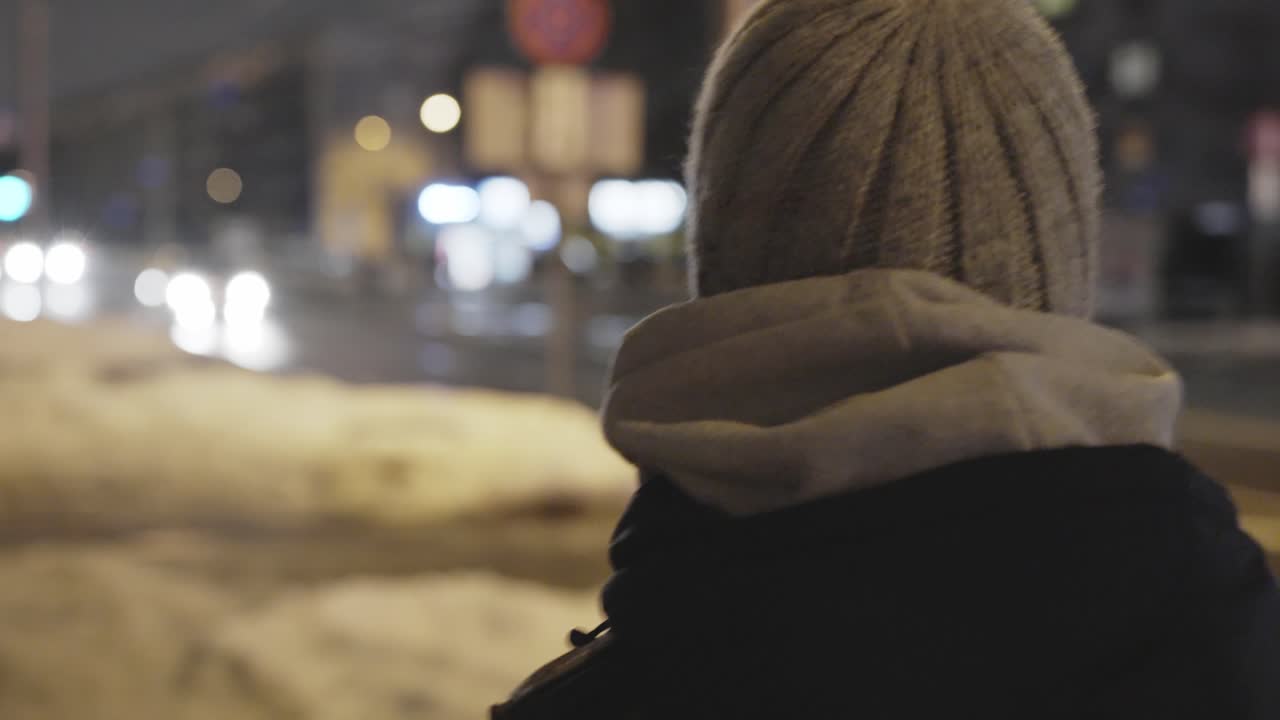 도시의 거리를 걷고, 마을을 돌아다니는 알 수 없는 사람