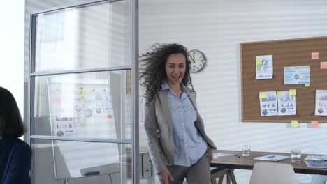 emocionado equipo de negocios bailando en la oficina 1