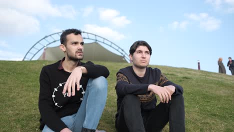 chicos charlando en el parque.