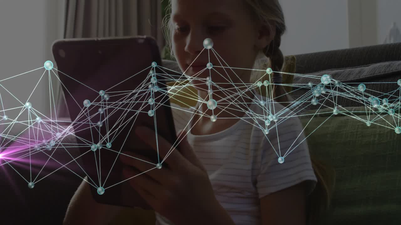 Tyttö napauttaa tabletin näyttöä ja pyyhkii sitä, jolloin sohvan poikki sykkii tekoälyä hyödyntävä teknologiaverkko