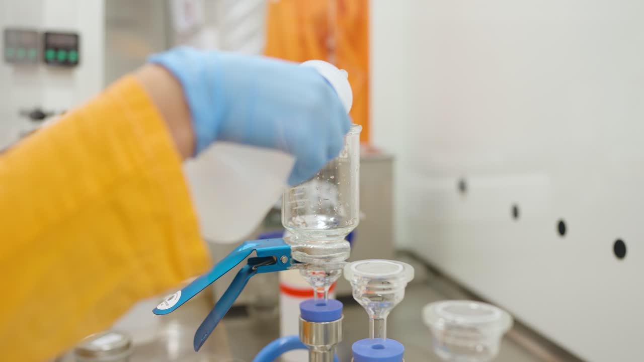 실험 후 비이커를 물로 헹구는 과학자