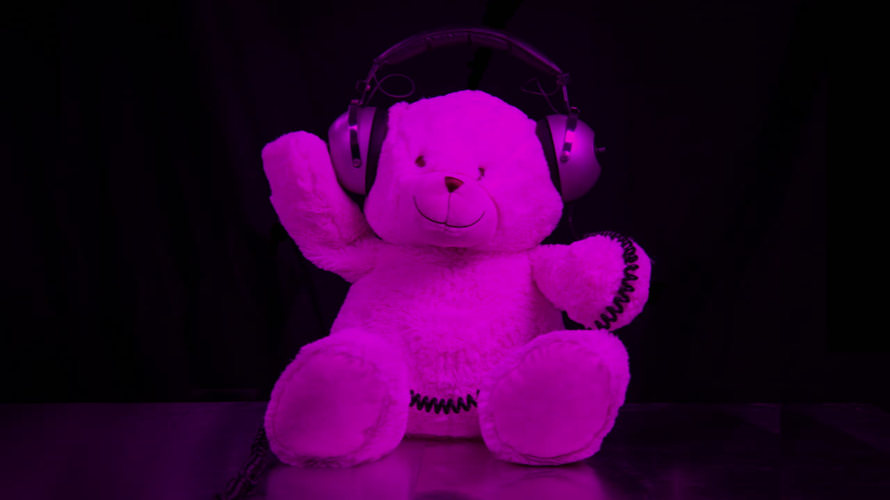 헤드폰과 함께 분홍색 테디 베어