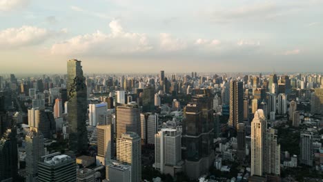 Bangkok-Riesige-Skyline-Der-Stadt-Während-Der-Goldenen-Stunde,-Luftdrohne-4k