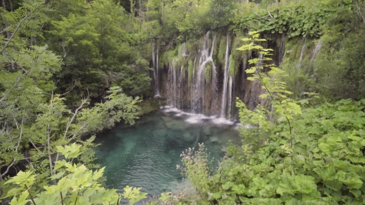 vista general de la cascada de galovac en el parque nacional de los lagos de plitvice croacia central