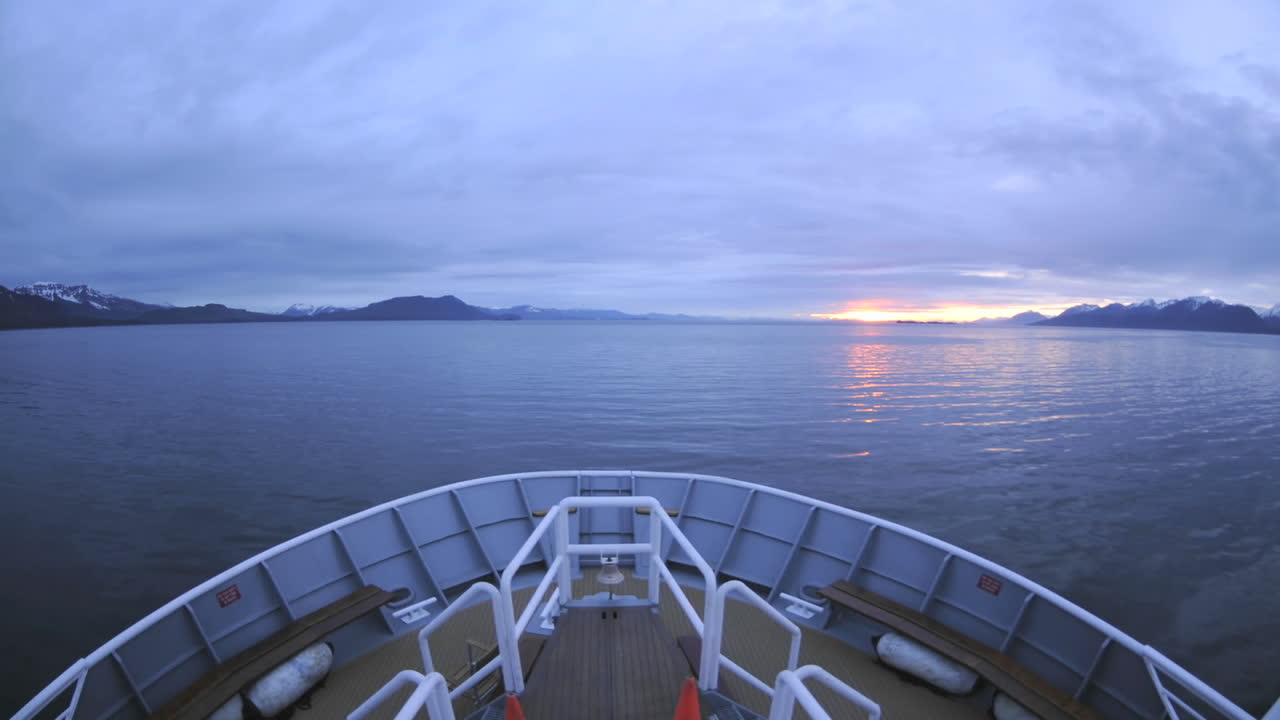 알래스카 남동부의 황혼에 채텀 해협을 순항하는 선박의 시간 경과