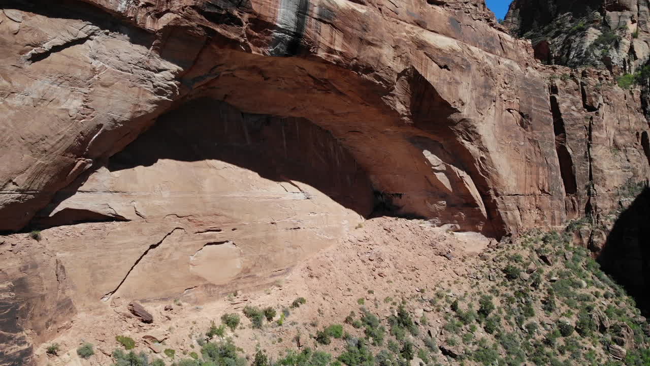 formaciones rocosas de arenisca únicas del parque nacional zion, utah, estados unidos, vista aérea de drones