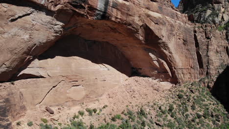 formaciones rocosas de arenisca únicas del parque nacional zion, utah, estados unidos, vista aérea de drones