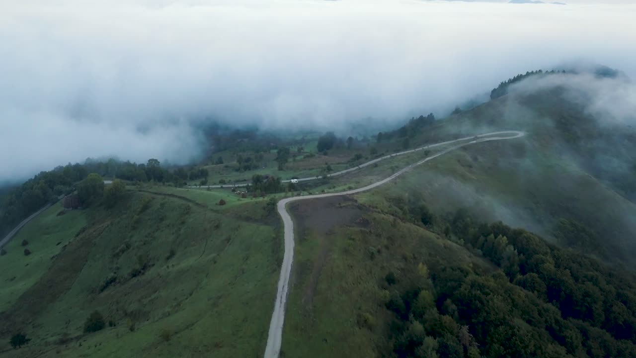 imágenes aéreas tomadas antes del amanecer en el campo de transilvania mientras volaba sobre un camino de piedra