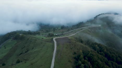 Imágenes-Aéreas-Tomadas-Antes-Del-Amanecer-En-El-Campo-De-Transilvania-Mientras-Volaba-Sobre-Un-Camino-De-Piedra