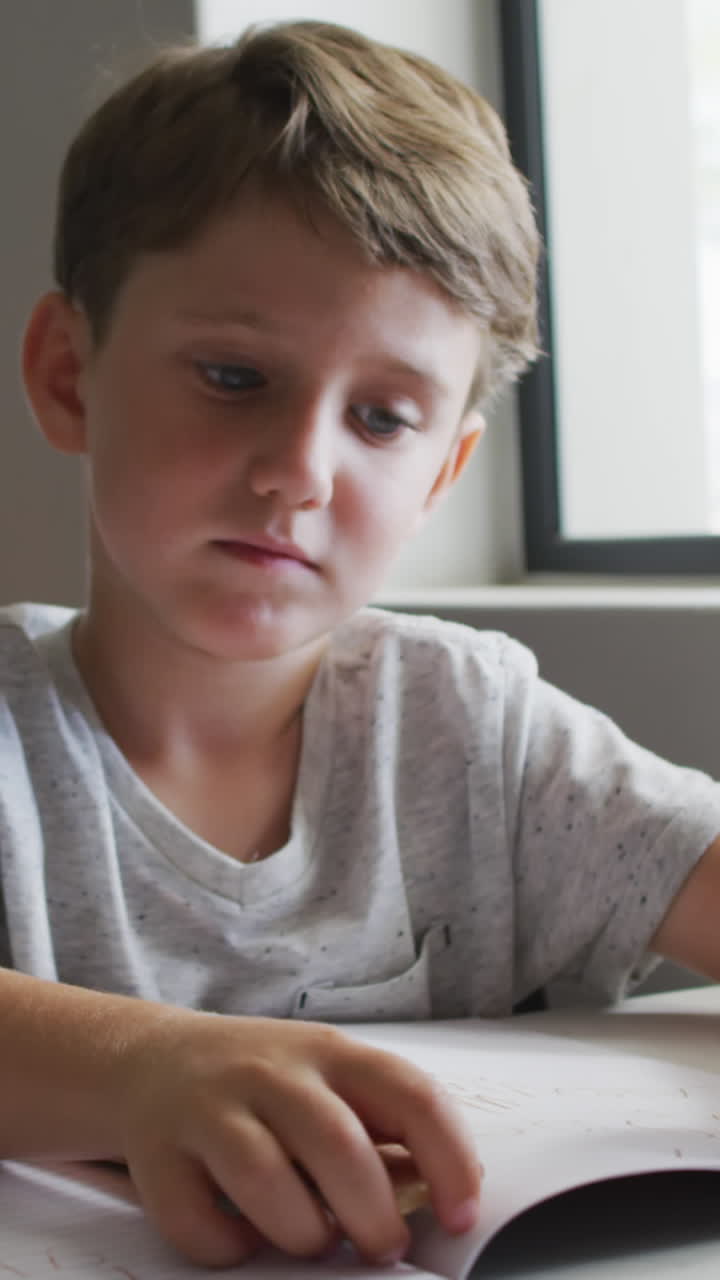 초점을 맞춘 백인 소년이 교실에서 수업을 하는 동영상