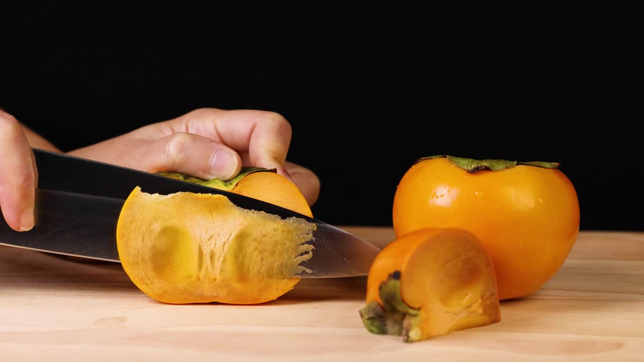 파시몬 은 칼 으로 조심스럽게 잘라진다