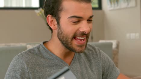 un hombre muy feliz con su portátil