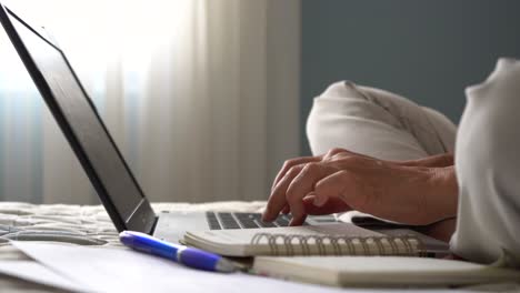 Trabajando-Desde-Casa-En-La-Cama-Con-Una-Computadora-Portátil,-Correos-Electrónicos-Matutinos,-Trabajo-Remoto-Covid-19