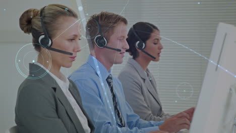animazione della rete di connessioni su uomini d'affari che indossano cuffie telefoniche