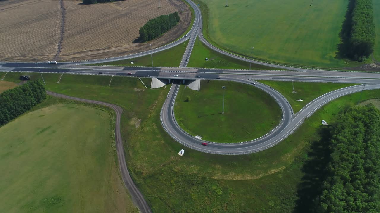 고속도로 교차로에서 볼 수 있습니다.