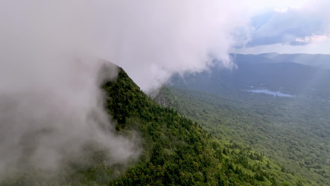 las nubes se ciernen sobre los acantilados rocosos de la montaña abuelo aérea de linville nc, carolina del norte