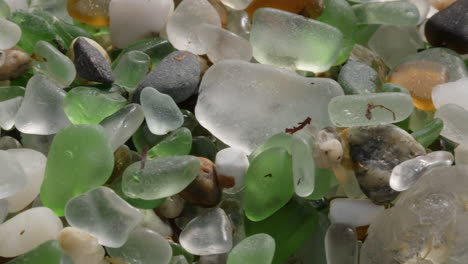 vidrio de mar de colores y guijarros en la playa